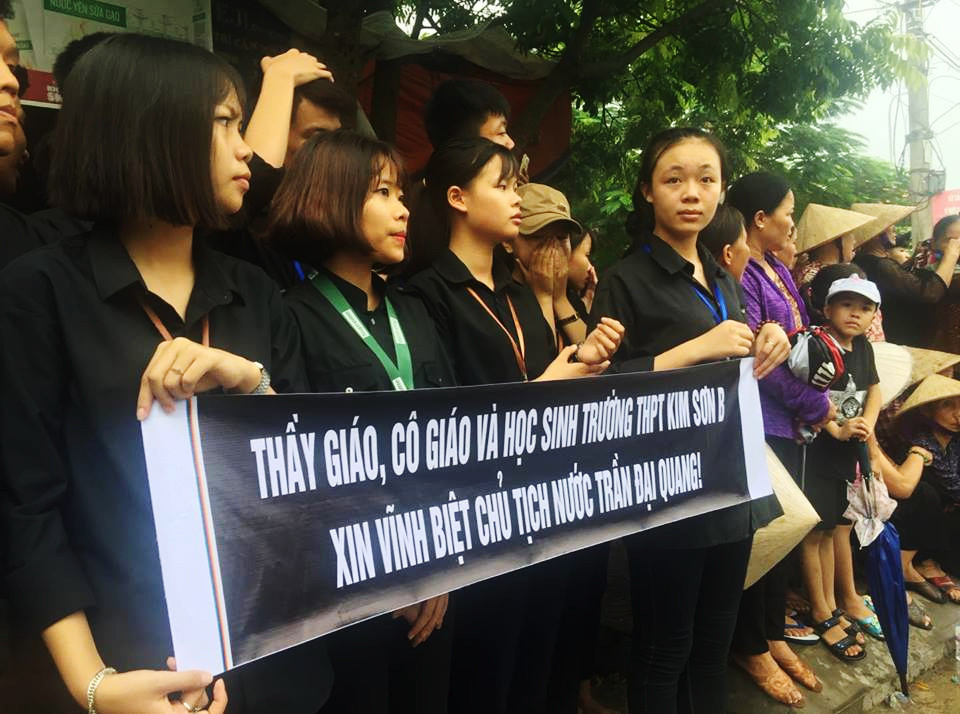 Các cháu học sinh bày tỏ niềm tiếc thương Chủ tịch nước.