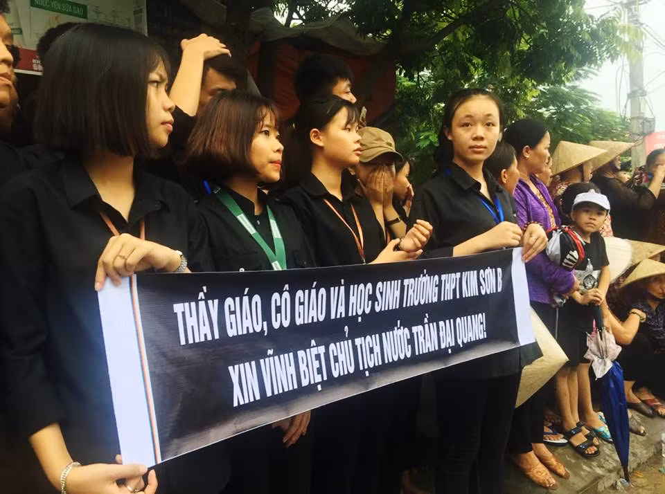 Các cháu học sinh bày tỏ niềm tiếc thương Chủ tịch nước.