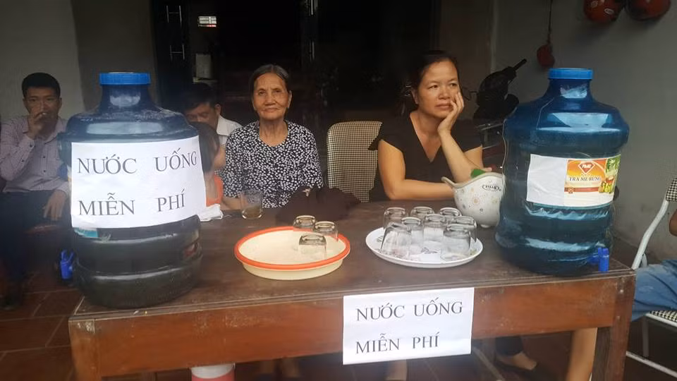 Người dân tự nguyện phục vụ nước miễn phí cho những người đến viếng. Ảnh Hải Ninh