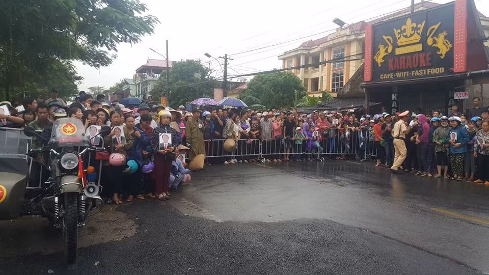 Mặc dù lúc này đã là 12h trưa nhưng người dân ra mỗi lúc một đông hơn. Ảnh Hải Ninh