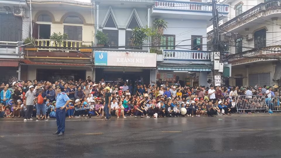 Người dân không di chuyển vì sợ lỡ mất giây phút xe linh xa chở linh cữu đi qua. Ảnh Hải Ninh