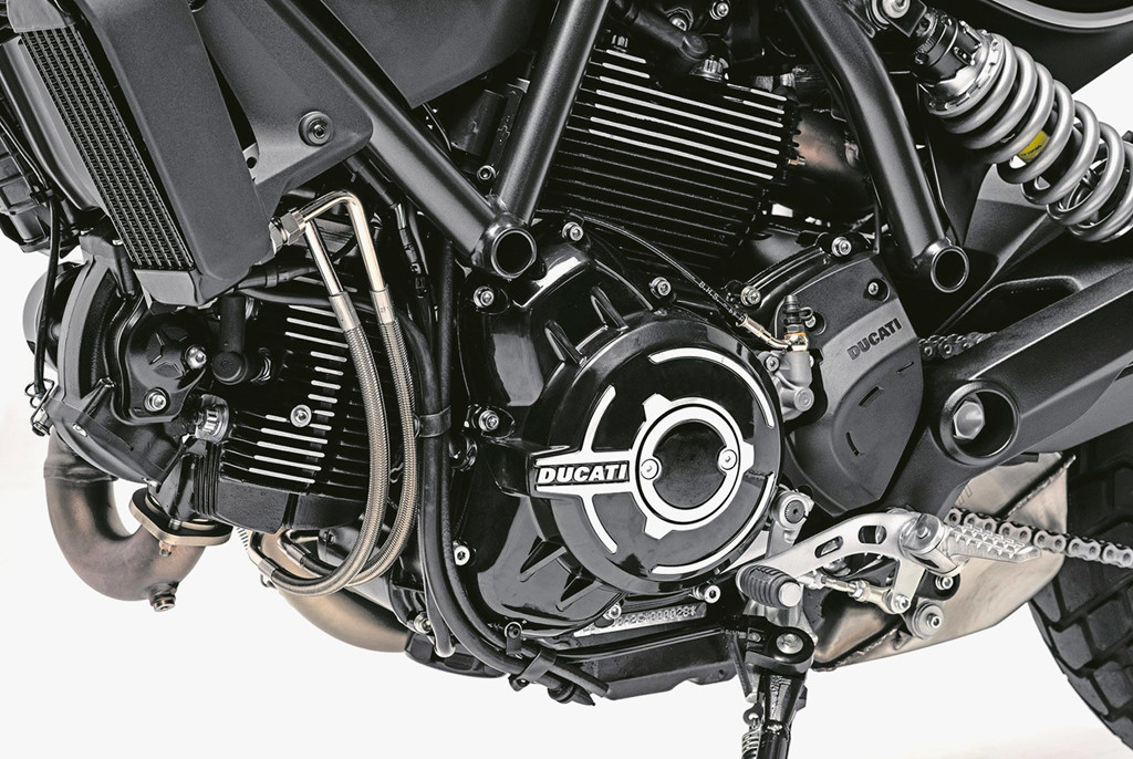 Khối động cơ L-Twin 803 cc vẫn được giữ nguyên, sản sinh công suất 73 mã lực. Ngoài việc sơn đen bóng khối động cơ, Ducati còn tinh chỉnh lại động cơ cho gia tốc tốt hơn ở những nước ga đầu.