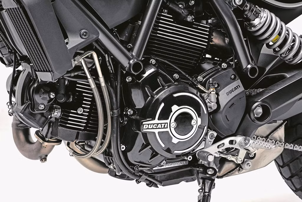 Khối động cơ L-Twin 803 cc vẫn được giữ nguyên, sản sinh công suất 73 mã lực. Ngoài việc sơn đen bóng khối động cơ, Ducati còn tinh chỉnh lại động cơ cho gia tốc tốt hơn ở những nước ga đầu.