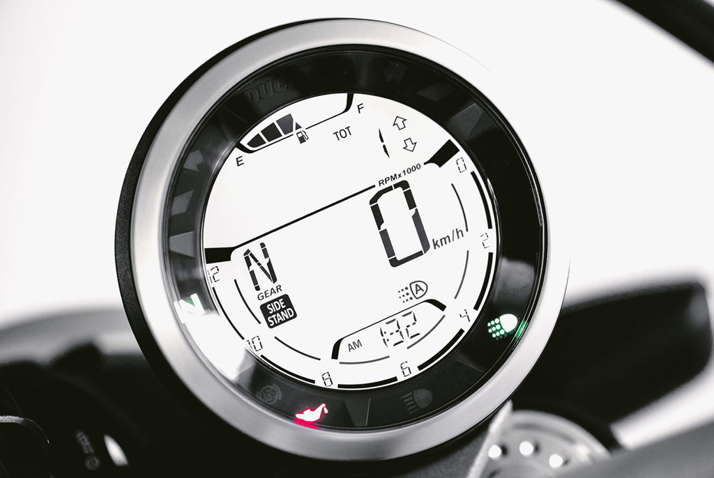 Đồng hồ trên Scrambler 2019 sở hữu những nâng cấp đáng giá như báo xăng và báo số đang gài, tính năng cơ bản nhưng lại bị bỏ quên trên Scrambler đời trước. Ngoài ra, đồng hồ mới còn có tùy chọn kết nối với điện thoại thông minh qua kết nối Bluetooth.