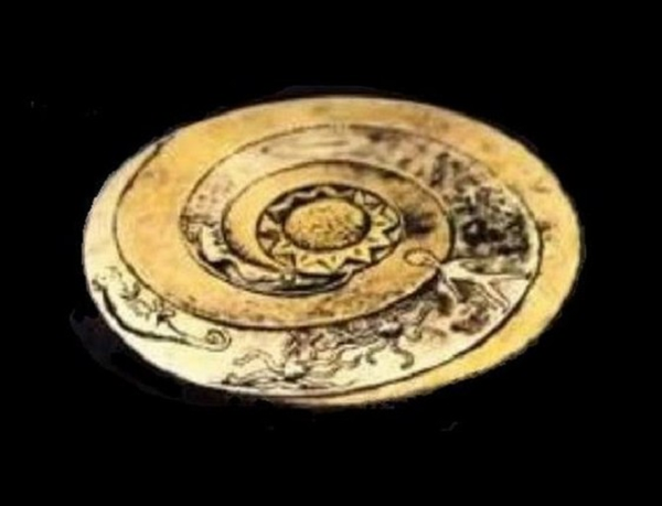 Điều thú vị là, các truyền thuyết địa phương cũng kể về một chủng người màu vàng, cỡ nhỏ kỳ dị với cái đầu lớn rơi xuống từ các vì sao một thời gian dài trước đây. Có báo cáo cho rằng những chiếc đĩa này đã được các nhà khoa học Xô-viết nghiên cứu vào cuối những năm 1960 và đã xác định được hai điểm quan trọng.