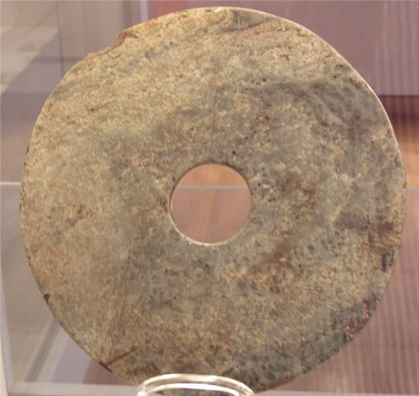 Trong đó, có một số bộ xương được chôn cất có kích thước khá kỳ lạ. Cụ thể, có bộ xương có kích thước khoảng 1,2m, thon nhỏ nhưng lại có hộp sọ tương đối lớn, bất cân đối so với vóc dáng cơ thể.