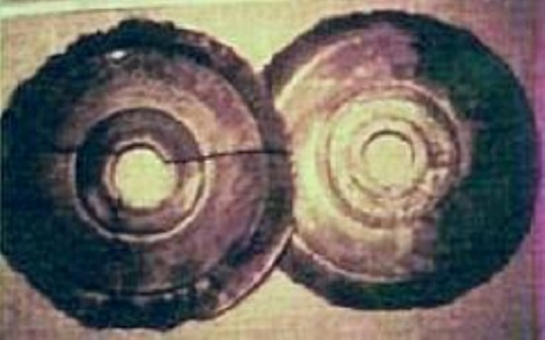 Chúng cũng miêu tả các sinh vật nhỏ trong bộ áo kiểu phi hành gia. Tuy nhiên, phát hiện thú vị nhất là 716 chiếc đĩa đá được chôn một nửa trong sàn đất của mỗi hang động. Một trong số những chiếc đĩa cổ nhất đã được xác định niên đại lên đến khoảng 12.000 năm.