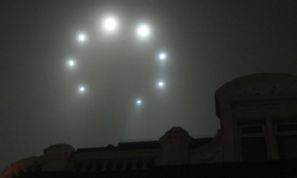 Nhưng sau đó, các phi công nhìn thấy vật thể bằng mắt thường và còn suýt va chạm với chúng. Cuối năm 2014, một phi công và đồng đội đang bay cách nhau khoảng 30 m ở Virginia Beach thì có thứ gì đó bay ở giữa họ. Các phi công mô tả nó giống như một quả cầu bao bọc một khối lập phương.