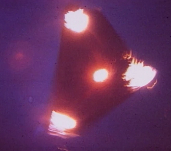 Cuối tháng 11/1989, một công dân Bỉ báo cáo đã nhìn thấy một UFO hình tam giác lớn, lơ lửng trên bầu trời. Nhưng ngoài lời kể lại của người này, không có bất cứ bằng chứng nào được tìm thấy về sự tồn tại của UFO nọ.