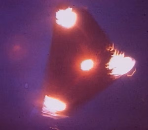 Cuối tháng 11/1989, một công dân Bỉ báo cáo đã nhìn thấy một UFO hình tam giác lớn, lơ lửng trên bầu trời. Nhưng ngoài lời kể lại của người này, không có bất cứ bằng chứng nào được tìm thấy về sự tồn tại của UFO nọ.