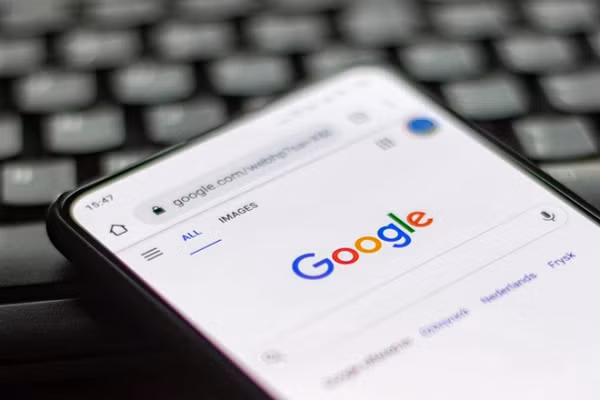 Google tồn tại trên Internet dưới địa chỉ Google.com. Google hoạt động khi có người dùng nhập từ khóa truy vấn vào Google sẽ liệt kê tất cả các nguồn có liên quan đến truy vấn của người dùng.
