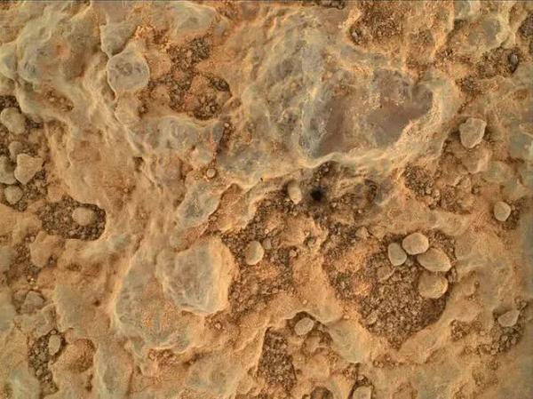 Họ đã mong đợi tìm thấy đá trầm tích vì miệng núi lửa này từng chứa một hồ nước cách đây hàng tỷ năm trước. Theo lý thuyết, việc chứa hồ nước sẽ khiến cho cát và bùn lắng đọng lại.