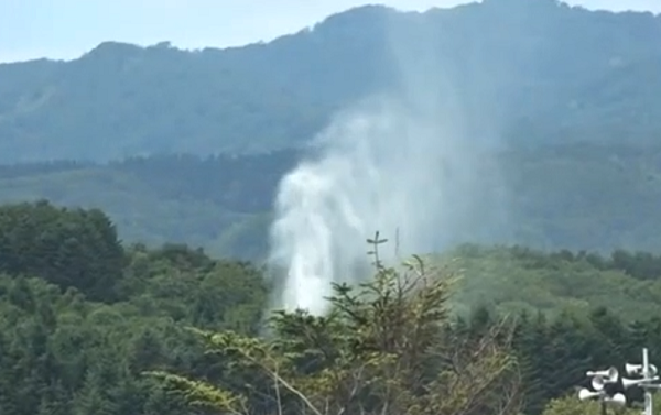 Cột nước khổng lồ cao tới hơn 30 mét, kèm theo tiếng động lớn. Cột nước bí ẩn này đã hơn chục ngày nay vẫn phun ra cả ngày lẫn đêm, tiếng thác đổ ầm ầm khiến cư dân xung quanh náo loạn.