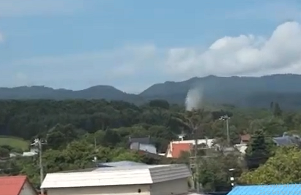 Thế nhưng, vào ngày 8/8 năm nay, một hiện tượng kỳ lạ đã xảy ra khiến người dân vô cùng hoang mang. Một mạch nước ngầm khổng lồ bỗng nhiên phun rất mạnh ở chính giữa khu rừng thuộc khu đất của đền thờ.