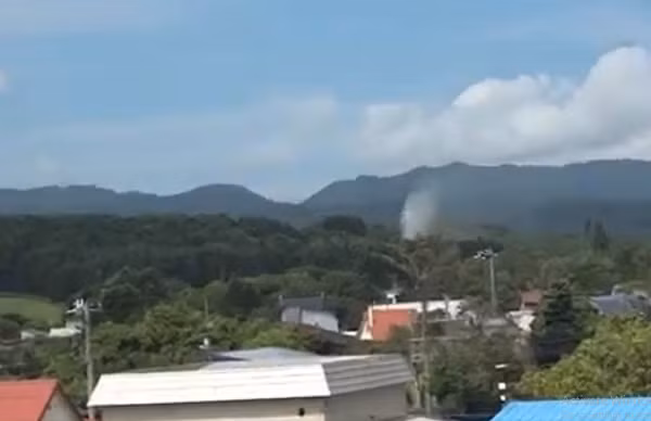 Thế nhưng, vào ngày 8/8 năm nay, một hiện tượng kỳ lạ đã xảy ra khiến người dân vô cùng hoang mang. Một mạch nước ngầm khổng lồ bỗng nhiên phun rất mạnh ở chính giữa khu rừng thuộc khu đất của đền thờ.