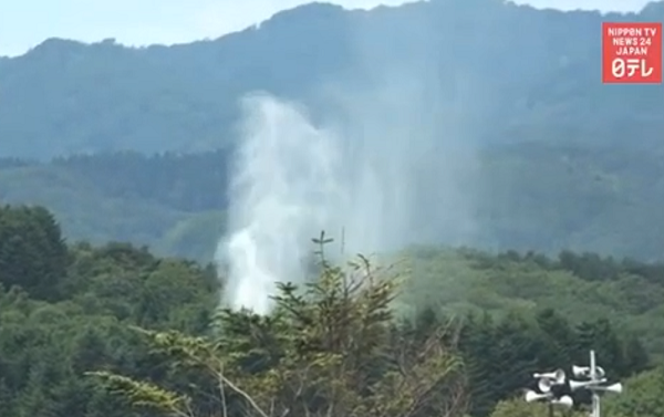 Khi cột nước cao phun trào, nó cũng tạo ra tiếng gầm như thác nước. Kết quả bài kiểm tra tiếng ồn do Oshamambe thực hiện, có 70 đến 80 decibel gần cột nước, còn trong một ngôi nhà cách đó khoảng 60 mét, tiếng ồn là 60 decibel, tương tự như tiếng ô tô đang di chuyển, ảnh hưởng nghiêm trọng đến sinh hoạt của cư dân địa phương.