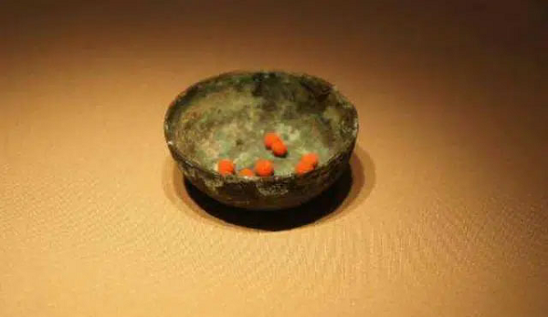 Các chuyên gia cũng suy đoán rằng Vương Đan Hổ có lẽ đã chịu ảnh hưởng của cha mình để rồi uống loại thuốc này với hy vọng có thể trường sinh bất tử, và cũng vì thế mà quyết định không kết hôn.