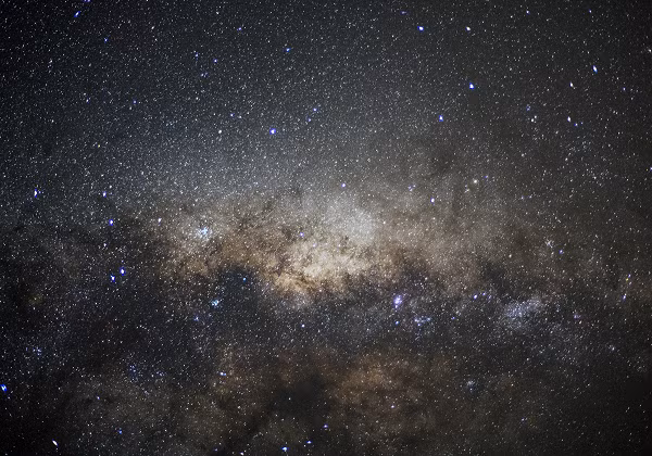 Sử dụng một thiết bị quan sát hồng ngoại tối tân là HAWK-I trên Kính viễn vọng Very Large của Đài Thiên văn Nam Âu (ESO), nhóm nghiên cứu đã tìm thấy bằng chứng sốc về khoảng 100.000 ngôi sao chỉ có tuổi đời 10 triệu năm trở xuống.