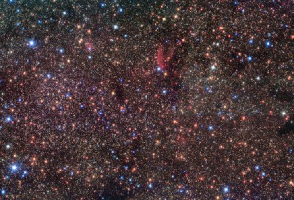 Khu vực này mang tên Sagittarius B1 ở gần trung tâm thiên hà chứa Trái Đất Milky Way (Ngân Hà) sở hữu một môi trường khắc nghiệt nhất trong thiên hà nhưng lại là nơi hàng loạt ngôi sao trẻ khối lượng Mặt Trời ra đời ồ ạt.