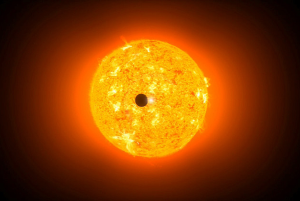 Phát hiện cho thấy vùng trung tâm thiên hà thực ra nhộn nhịp và đầy sức sống hơn nhiều so với suy nghĩ trước đây, dù là môi trường khắc nghiệt và nếu một trong 100.000 bản sao Mặt Trời có sinh ra được một bản sao Trái Đất, sự sống vẫn khó có khả năng xảy ra.