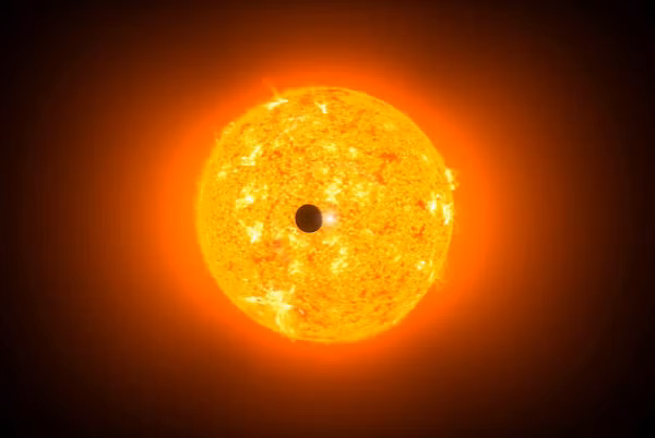 Phát hiện cho thấy vùng trung tâm thiên hà thực ra nhộn nhịp và đầy sức sống hơn nhiều so với suy nghĩ trước đây, dù là môi trường khắc nghiệt và nếu một trong 100.000 bản sao Mặt Trời có sinh ra được một bản sao Trái Đất, sự sống vẫn khó có khả năng xảy ra.