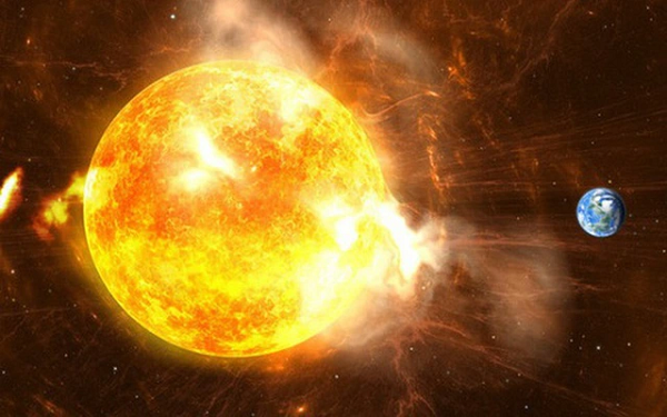 Hoạt động gia tăng trên bề mặt Mặt trời khi nó đạt đến cực đại trong 11 năm qua làm xuất hiện các chùm tia hướng về Trái đất. CME đã tấn công hành tinh của chúng ta vài lần trong những tháng gần đây.