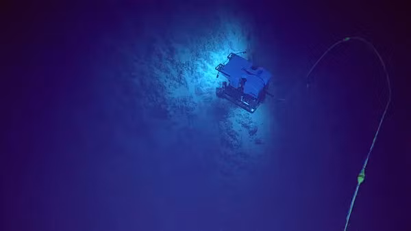 Tuy nhiên đây lại là một gò đá trầm tích chứ không phải bề mặt có thể dễ dàng xuyên thủng, khiến việc hình thành nên chúng trở thành một đề tài được tranh luận gay gắt.