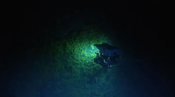 "Nguồn gốc của những lỗ thủng này vẫn còn là một bí ẩn. Mặc dù chúng trông giống như được con người tạo ra, nhưng toàn bộ khu vực trầm tích xung quanh tạo cảm giác như chúng vừa được khai quật bởi ... thứ gì đó", các nhà nghiên cứu viết trên trang của NOAA.