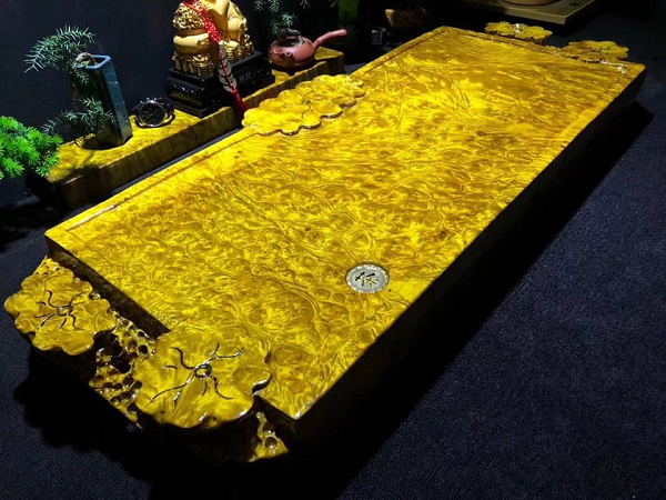 Gỗ Kim tơ Nam mộc âm trầm nghìn năm là loại gỗ phát sinh biến dị tự nhiên từ 2.000 cho tới hàng vạn năm trước do bị lũ lụt, động đất cuốn trôi.