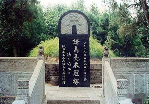 Tuy nhiên, trong năm chiến dịch đánh Tào Ngụy do ông phát động không thành công, cuối cùng, ở tuổi 53, Khổng Minh bị trọng bệnh không qua khỏi và mất ở doanh trại vào năm 234 sau Công Nguyên.