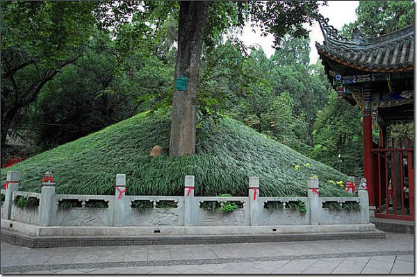 Khi được tìm thấy, ngôi mộ của Khổng Minh không hề có dấu hiệu bị xâm phạm mà vẫn được bảo tồn nguyên vẹn sau gần 2 thiên niên kỷ. Phần mộ được phát hiện ở núi Định Quân có quy mô tương đối nhỏ, chỉ vừa đủ chôn một chiếc quan tài.