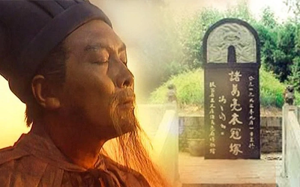 Thuộc hạ của Gia Cát Lượng đã tuân thủ theo lời trăn trối của ông, nên bên trong ngôi mộ cũng không chôn theo bất kỳ vật phẩm đáng giá nào. Hơn nữa, bên trên mộ bia của Khổng Minh còn có khắc một dòng chữ với nội dung đại ý là: "Ta đời này rất nghèo, không có vật tùy táng, các người cũng đừng tốn công vô ích".