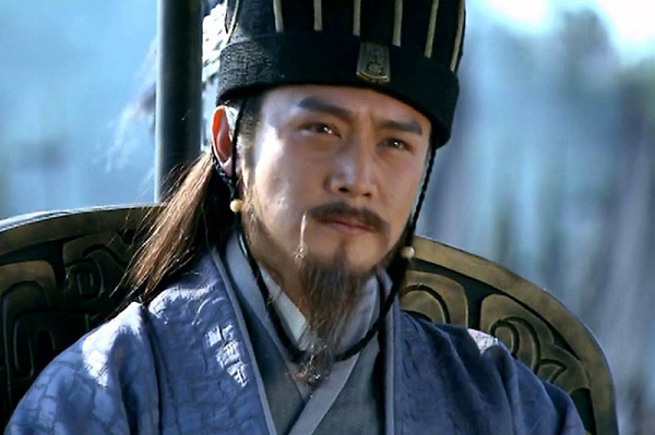 Lưu Thiện đã thực hiện theo di ngôn của Khổng Minh, nhưng không ngờ rằng 4 người lính kia vì quá mệt mỏi, chỉ đi được một đoạn đã đem quan tài của Gia Cát Lượng chôn bừa một chỗ.