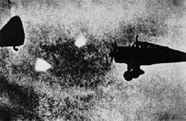 Các phi công lái máy bay chiến đấu của Mỹ, Anh, Đức và Pháp đều thông báo nhìn thấy những quả cầu phát sáng lớn, kỳ lạ trên bầu trời trong suốt Chiến tranh thế giới lần thứ hai. Mặc dù một số nhân chứng cho rằng đó có thể là các vũ khí bí mật của kẻ thù - phát xít Đức, nhưng quân Đồng minh chưa bao giờ lý giải được hiện tượng này.