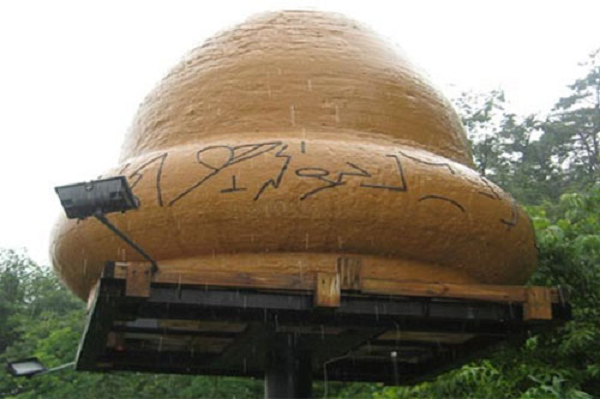 Đêm ngày 9/12/1965, cư dân ở Kecksburg, bang Pennsylvania, Mỹ thông báo có một cái gì đó khá lớn đã đâm xuống khu rừng trong vùng. Đó là một vật thể hình quả sồi với các chữ viết tượng hình ở xung quanh thân. Năm 2005, Cơ quan vũ trụ Mỹ (NASA) lên tiếng giải thích rằng, vật thể bị rơi (được tái mô phỏng ở trên) có thể là mảnh vỡ từ một vệ tinh của Nga, nhưng các nhân chứng quả quyết lý giải này không phù hợp với những gì họ nhìn thấy. 