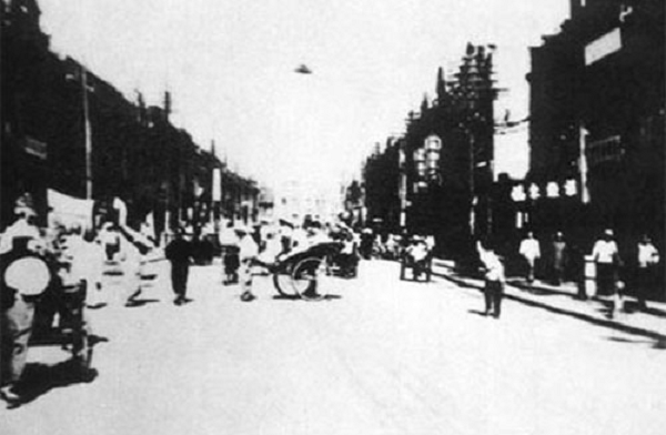 Bức ảnh này được chụp vào năm 1942 và sau đó được phát hiện trong một album ảnh. Theo lời một số người, vật thể bay không xác định ( UFO) trông giống như một chiếc mũ hoặc một con chim trong khi những người khác nói đó là một đĩa bay.