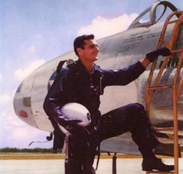 Trong khi theo đuổi một UFO phía trên hồ Superior vào năm 1953, phi công thuộc Không quân Mỹ Felix Moncla đã biến mất không để lại dấu vết. Năm 1968, các bộ phận của một máy bay được tìm thấy trong hồ Superior, nhưng chưa bao giờ được xác thực chúng có thuộc máy bay của phi công Moncla xấu số hay không.