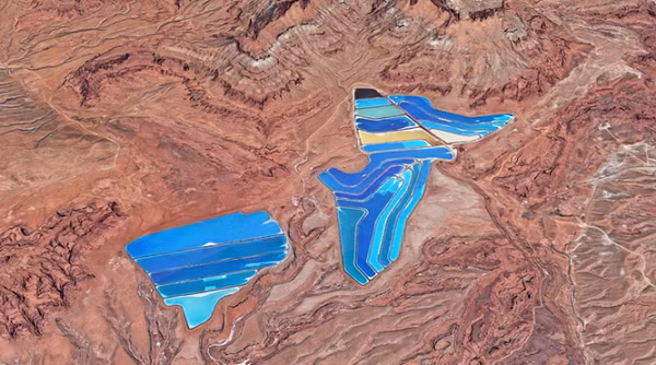 Những biểu tượng kỳ lạ này được tìm thấy trên bề mặt sa mạc Gobi, Tây Bắc Trung Quốc. Các phương tiện truyền thông đã suy đoán rầm rộ rằng đây có thể là địa điểm thử nghiệm vũ khí của Trung Quốc, thậm chí là các thông điệp của người ngoài hành tinh.