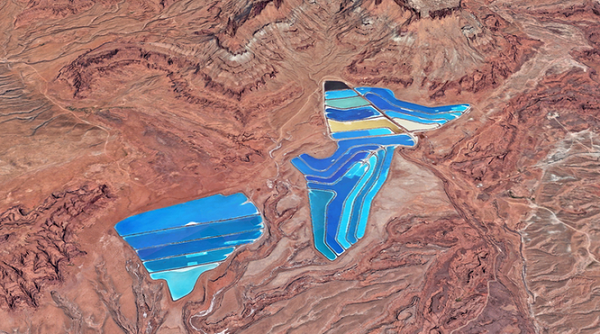 Những biểu tượng kỳ lạ này được tìm thấy trên bề mặt sa mạc Gobi, Tây Bắc Trung Quốc. Các phương tiện truyền thông đã suy đoán rầm rộ rằng đây có thể là địa điểm thử nghiệm vũ khí của Trung Quốc, thậm chí là các thông điệp của người ngoài hành tinh.