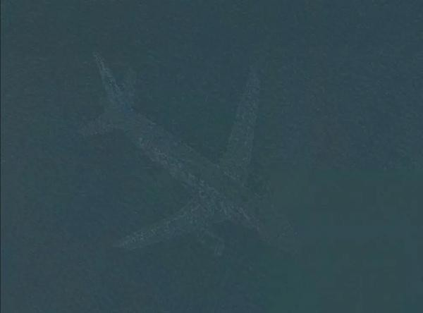 Nếu dựa trên hình ảnh thì chiếc máy bay lớn này hoặc đang nằm trên mặt đất - ở một khu đất trống trong rừng, hoặc đang bay qua khu vực này, nhưng bay cực kỳ thấp, thấp hơn mức cho phép. Chiếc máy bay có vẻ có màu xám và đang bay về phía Nam.