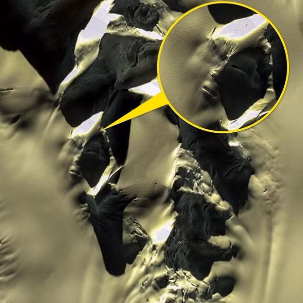 Khi khám phá hình ảnh bất thường ở vùng núi hẻo lánh của Nam Cực, nhiều người theo thuyết âm mưu đã cho rằng đây là minh chứng cho sự tồn tại của một nền văn minh ngoài Trái đất. Tuy nhiên, giả thuyết hợp lý hơn là sự tác động tự nhiên lên bề mặt băng, tạo thành các vết nứt ngẫu nhiên.