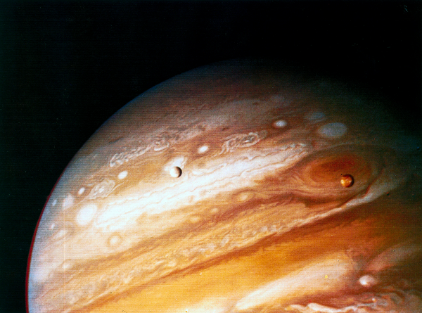 Kể từ năm 2014, siêu bão ngày càng hiển thị rõ dưới ống kính với màu đỏ cam. Các nhà khoa học chưa đưa ra kết luận chính thức cho điều này nhưng đoán rằng có thể những chất hóa học trong cơn bão đang bay cao hơn và bị tác động bởi bức xạ tia cực tím nên trông đậm màu hơn.