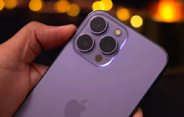 Không rõ liệu lớp hoàn thiện màu tím độc đáo được cho là có hiệu ứng mới để thay đổi dựa trên điều kiện ánh sáng hay chỉ đơn giản là sử dụng kỹ thuật đằng sau màu Sierra Blue của iPhone 13 Pro, thay đổi về hình thức so với các tùy chọn màu sắc khác.
