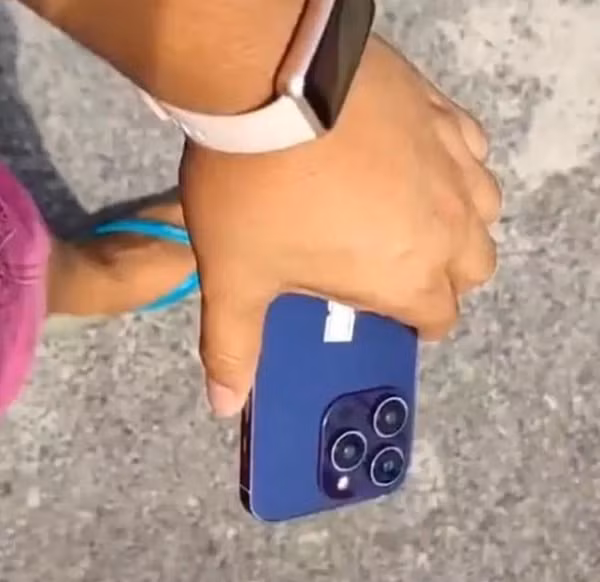 Đầu năm nay, thông tin rò rỉ từ Weibo cho biết cả hai mẫu iPhone 14 và iPhone 14 Pro sẽ có màu tím mới. Tùy chọn màu sắc này có thể dành cho iPhone 14 Pro, là lớp hoàn thiện duy nhất có thể thay đổi tông màu dựa trên điều kiện ánh sáng.