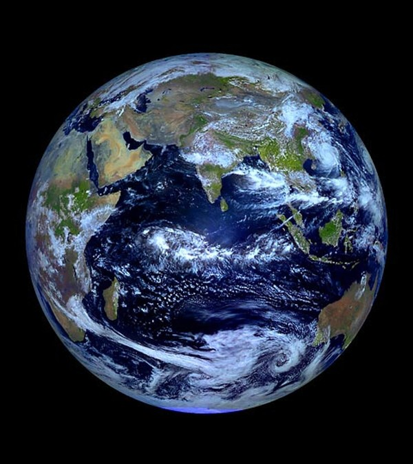 Trái đất hình cầu nhưng do lực hấp dẫn, hành tinh của chúng ta không phải là một hình cầu hoàn hảo. Thực tế, có một chỗ phình ra xung quanh đường xích đạo và tạo nên một hình cầu dẹt.