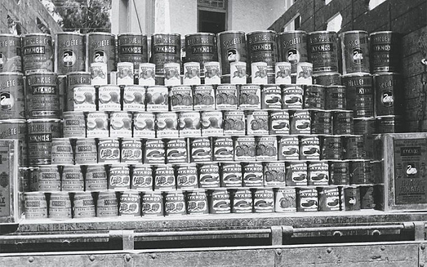 Cứ thế, nhu cầu về thực phẩm đóng hộp tăng mạnh trong suốt thời kỳ chiến tranh ở châu Âu và châu Mỹ. Cuối thế kỷ 19, những tên tuổi lớn của ngành thực phẩm đóng hộp cũng được khai sinh như: Nestlé, Heinz, kéo theo hàng loạt các cửa hàng bán thức ăn đóng hộp ra đời. Kể từ đó đến nay, thực phẩm đóng hộp chưa bao giờ ngừng phát triển với những cột mốc riêng.