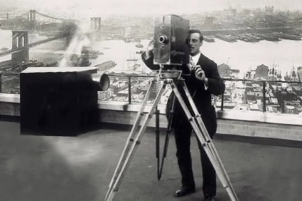 Mặc dù chiếc máy ảnh đầu tiên đã ra đời từ khá lâu, song mãi tới những năm 30 của thế kỷ 18, khái niệm về nhiếp ảnh mới thực sự ra đời. Louis Daguerre - một nhà vật lý người Pháp cùng với cộng sự của ông - Josep Nicéphore, được xem là những người đầu tiên phát minh ra daguerreotype, hình thức nhiếp ảnh hiện đại đầu tiên.