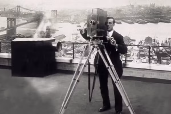 Mặc dù chiếc máy ảnh đầu tiên đã ra đời từ khá lâu, song mãi tới những năm 30 của thế kỷ 18, khái niệm về nhiếp ảnh mới thực sự ra đời. Louis Daguerre - một nhà vật lý người Pháp cùng với cộng sự của ông - Josep Nicéphore, được xem là những người đầu tiên phát minh ra daguerreotype, hình thức nhiếp ảnh hiện đại đầu tiên.