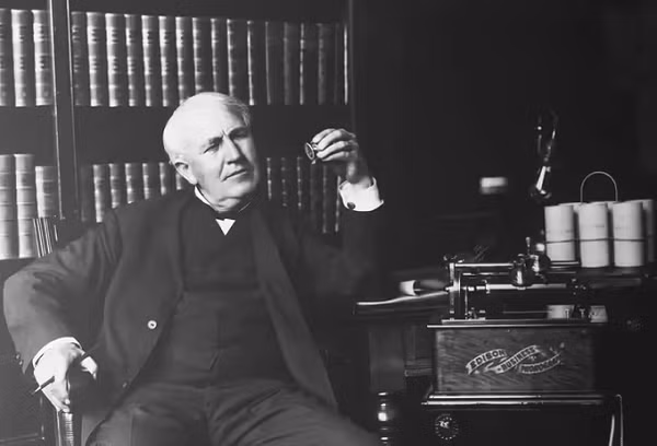 Tính đến khi Edison giới thiệu sáng chế của mình, chúng ta chưa có cách nào lưu lại lời bài hát, hay dù chỉ là một đoạn nhạc. Cách duy nhất để thưởng thức âm nhạc là đi nghe trực tiếp.