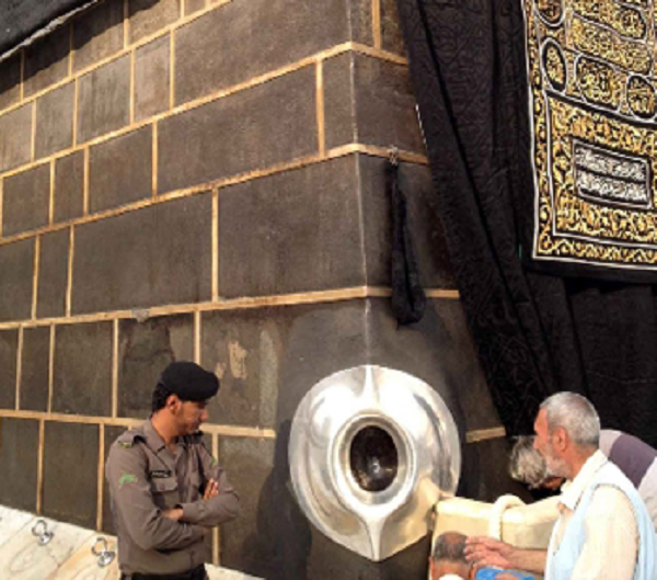 Kaaba là một cấu trúc tựa hình hộp chữ nhật, xây bằng đá granite, cao 15,2 m, rộng 10,7 m, dài 12,2 m, được phủ lụa đen kiswa thêu chỉ vàng bên ngoài. Phía đông nam của Kaaba là cánh cửa bằng vàng ròng.